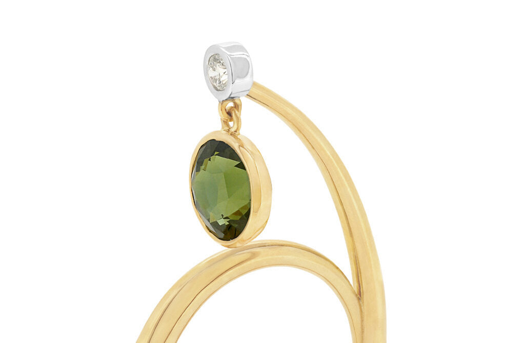 Pendula: Green Sapphire and Diamond Ring in Yellow Gold