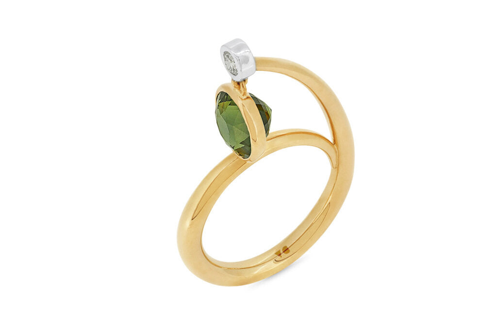 Pendula: Green Sapphire and Diamond Ring in Yellow Gold