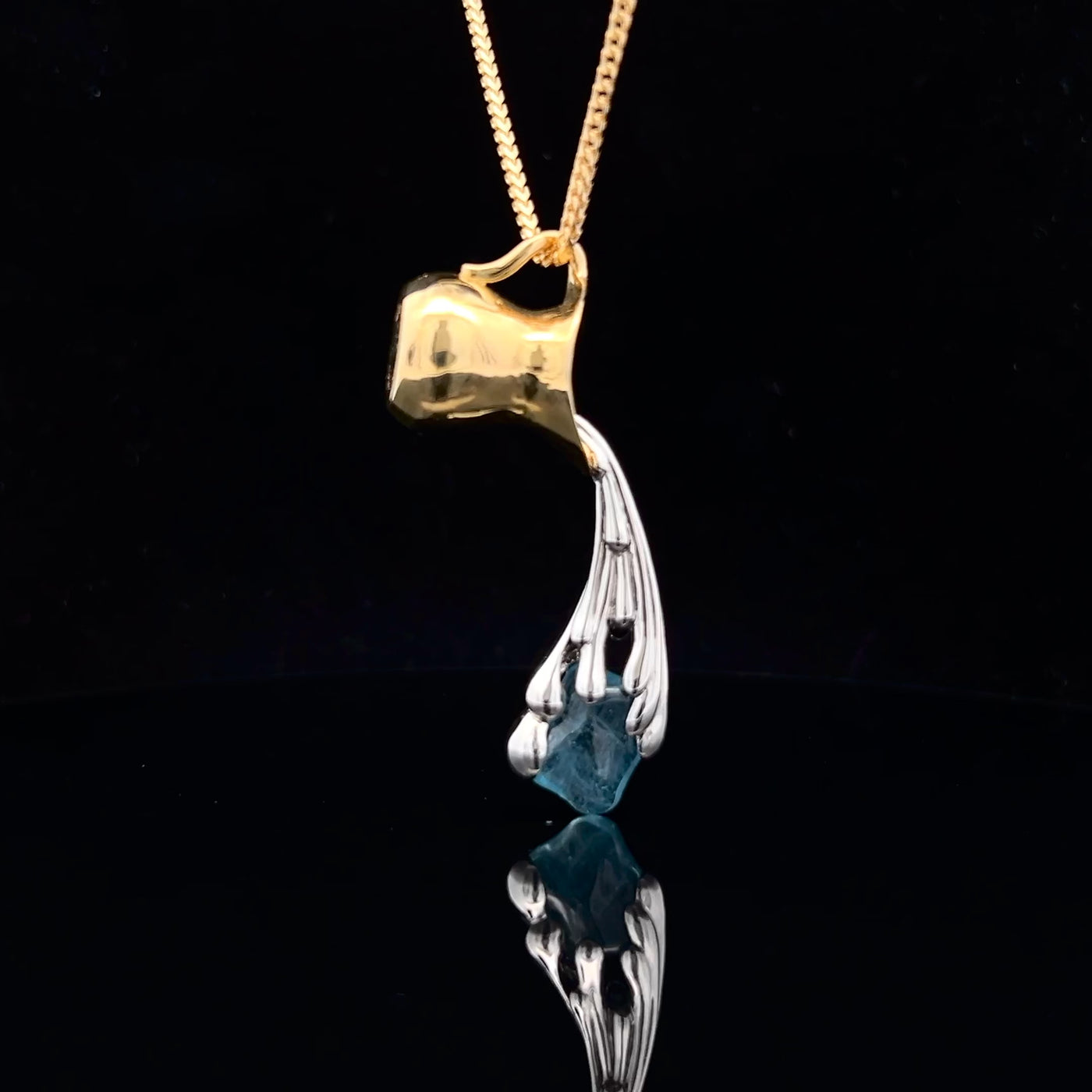 Flow: Aquamarine Yellow Gold Pendant