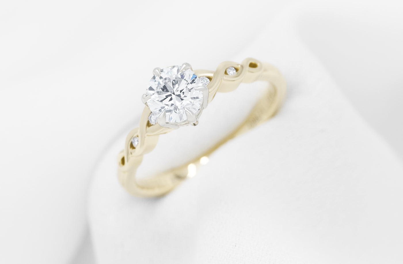Pikorua: Brilliant Cut Diamond Solitaire Ring in Yellow Gold | 0.82ctw
